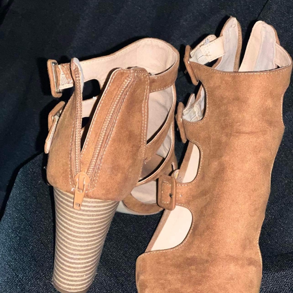 Tan sandal/heel